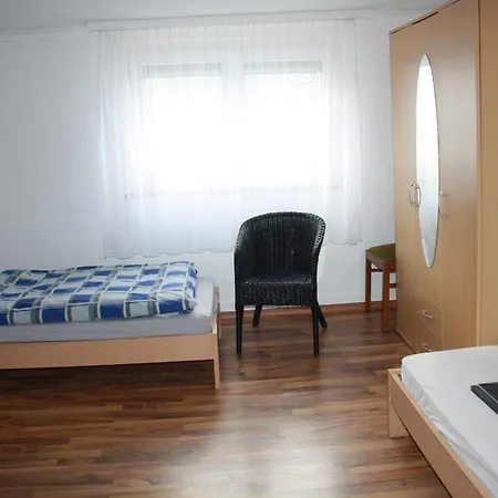 Monteur Und Fuer 6 Personen, Parkplaetze, Wlan, Naehe Bietigheim, Heilbronn * ساشسينهايم